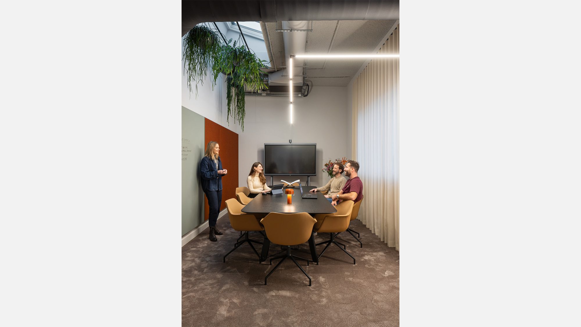 four-people-in-meeting-room-at-M-Moser-Amsterdam-studio