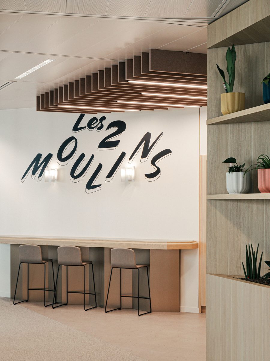 graphics-on-wall-reading-les-2-moulins-at-wtw-paris-office