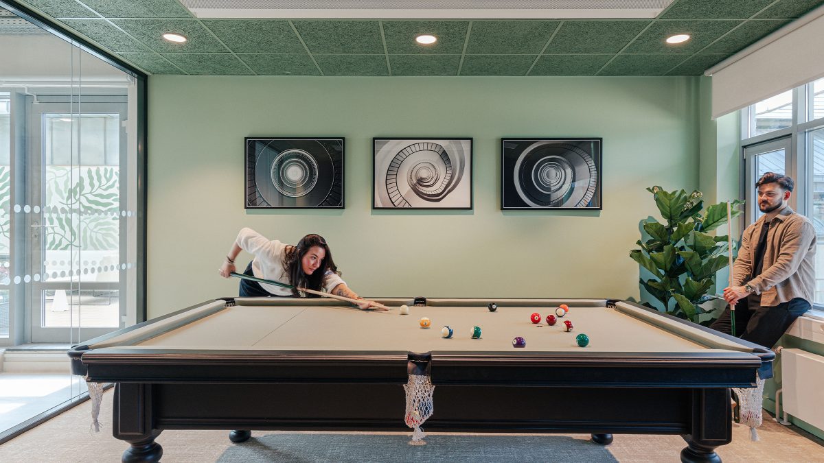 two-people-playing-snooker-at-mastercard-budapest-office