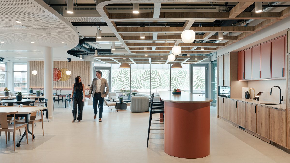 wide-shot-of-teapoint-and-social-hub-at-mastercard-budapest-office