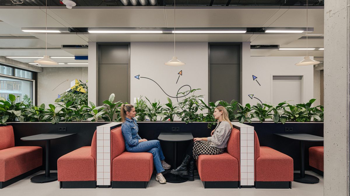 two-people-in-booth-seating-in-office-design-in-Berlin