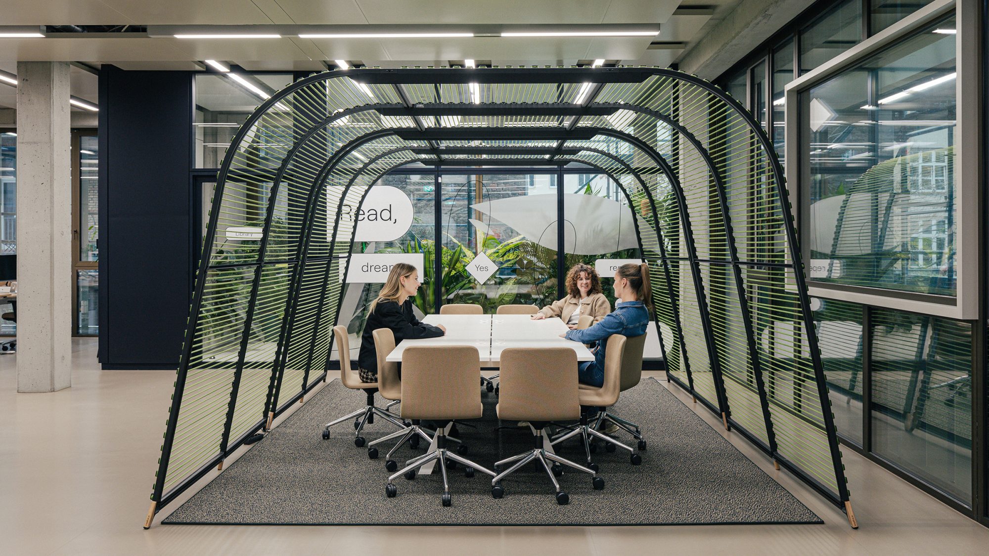 collaborative-meeting-space-in-office-design-in-Berlin