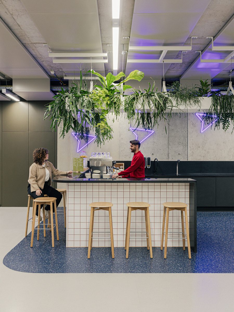 tea-point-in-office-design-in-Berlin