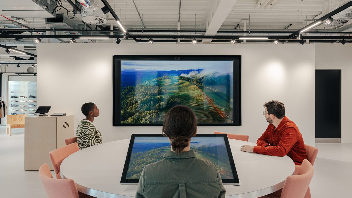 interactive-screen-in-showroom-at-on-london-office