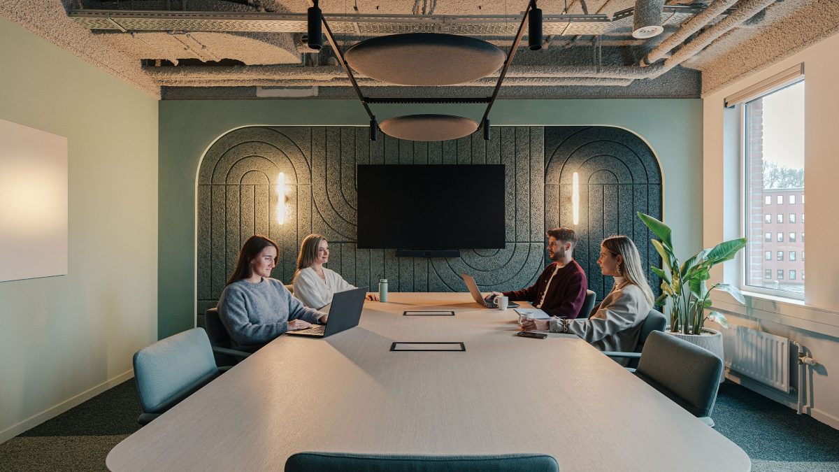 people-meeting-in-boardroom-at-ey-groningen-office