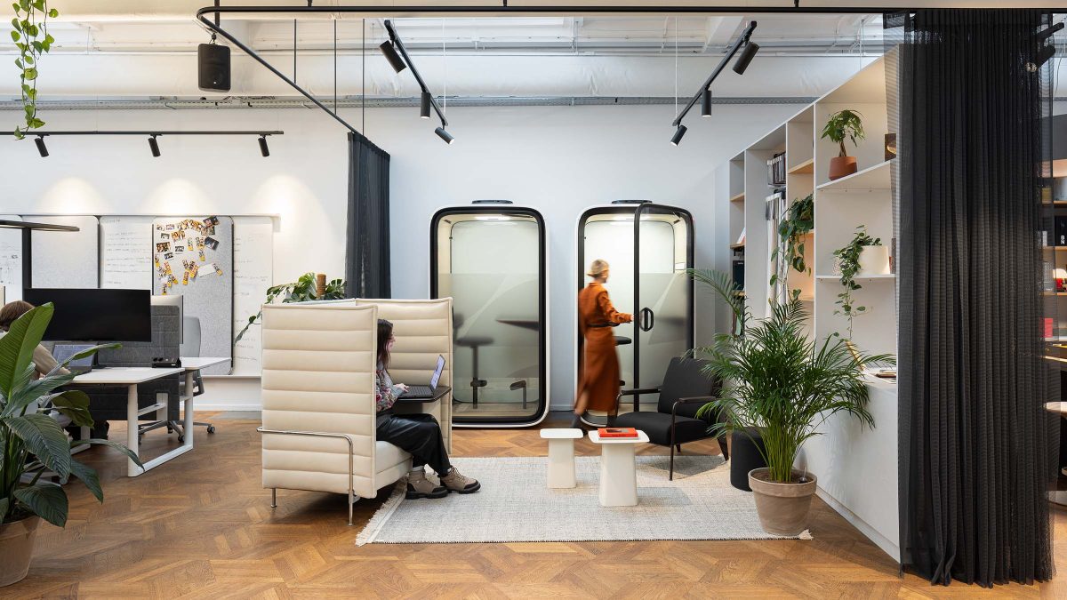 mmoser-reflections-workplace-design-focus-booths